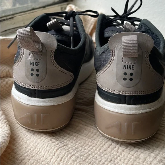 Nike Air Max women’s Black and Gray Sneakers - Picture 4 of 8